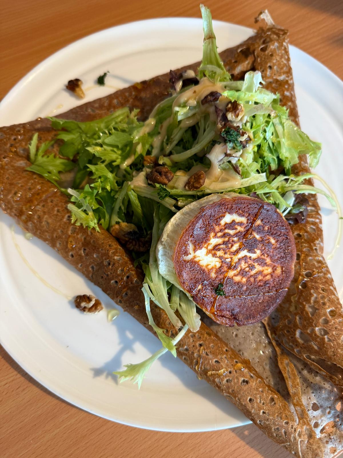 Galette au chèvre et salade servie à La Bisquine à Pénestin