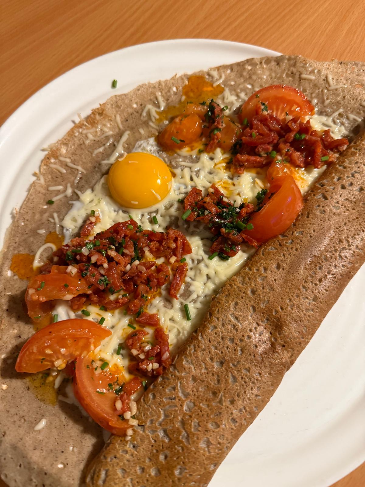 Galette de sarrasin avec œuf et garniture servie à La Bisquine à Pénestin