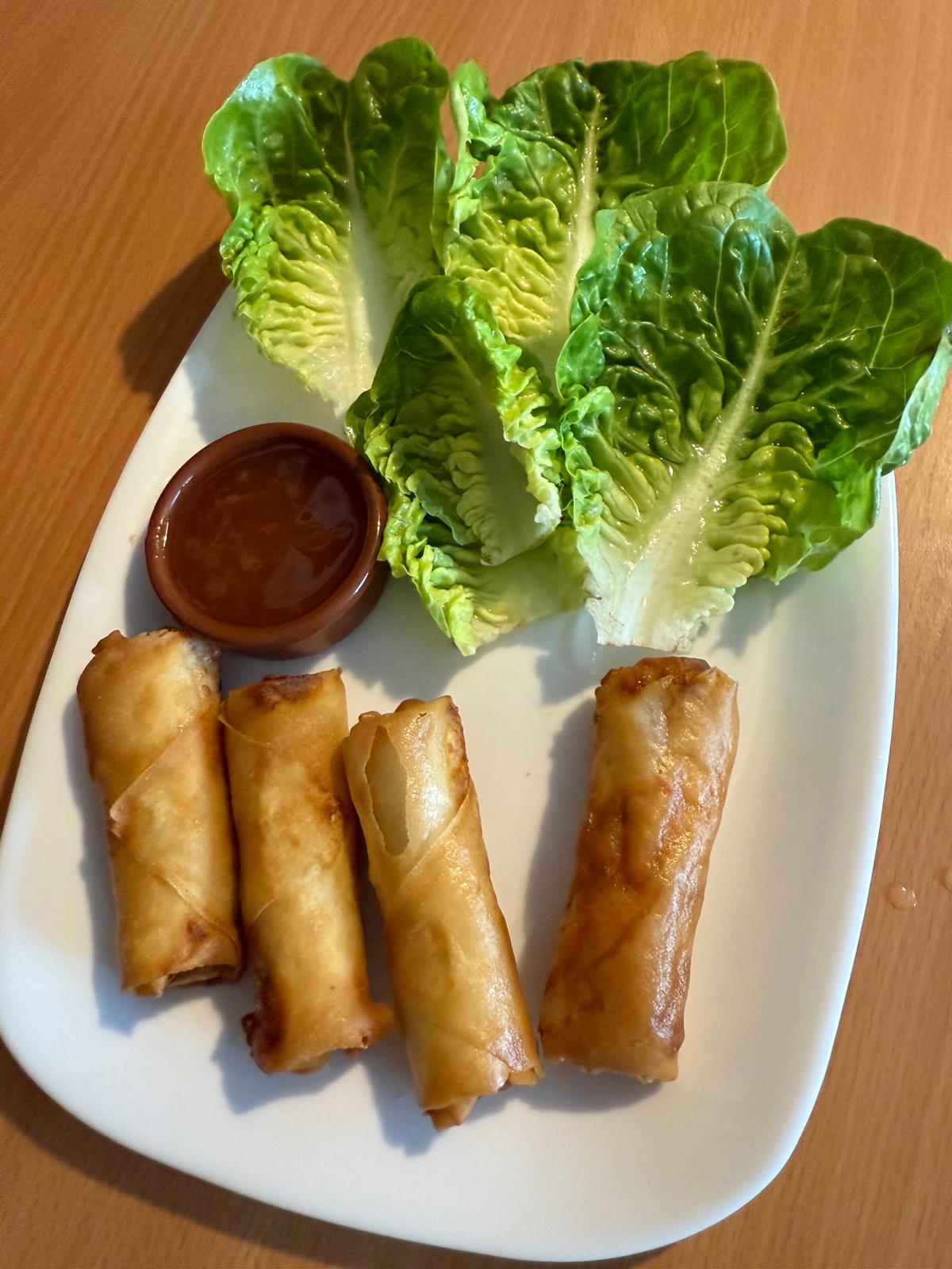 Entrée avec nems, salade et sauce servie à La Bisquine à Pénestin