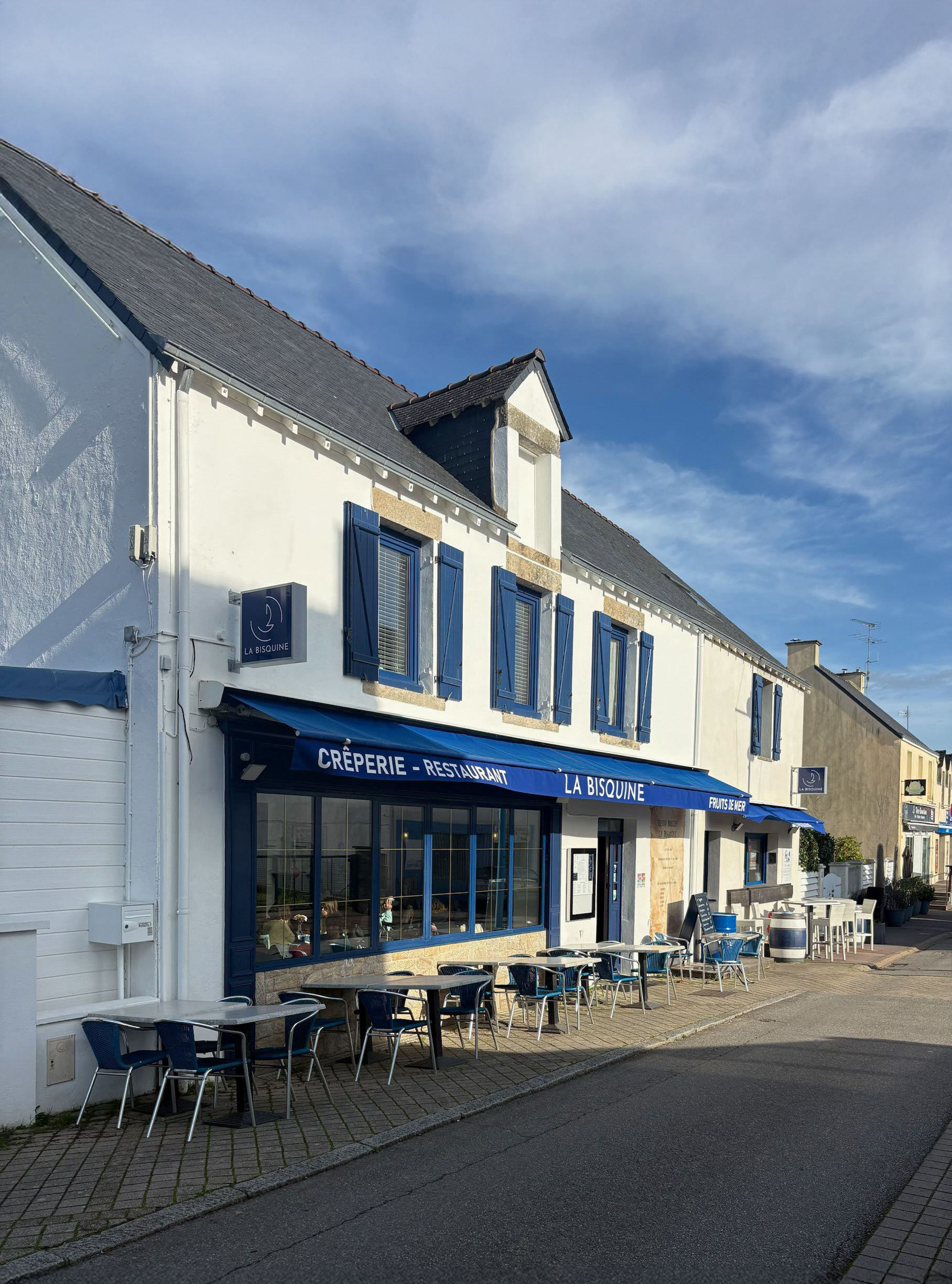 Façade du restaurant La Bisquine à Pénestin avec terrasse extérieure et volets bleus